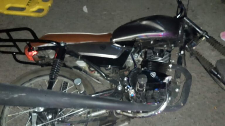 Conductor de moto derrapa al manejar en estado de ebriedad, se puso agresivo con los paramédicos y policías