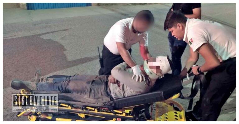 Hombre resulta con fuerte golpe en el cráneo al derrapar en su moto en la Avenida Madero Norte de Huetamo