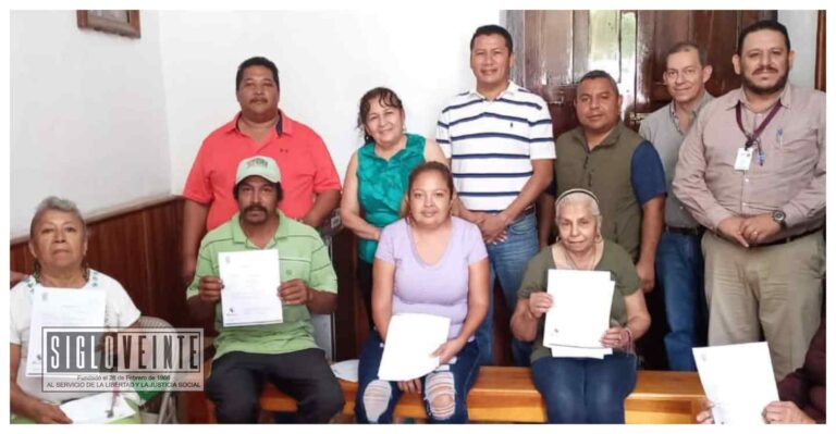 Microempresarios de Nocupétaro se benefician por la entrega de crédito por parte del gobierno municipal y de SI FINANCIA