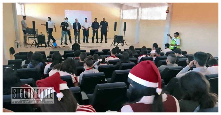 Sensibilizan a estudiantes de la Secundaria No 2 de Huetamo con pláticas de prevención vial, se busca bajar el número de accidentes de moto