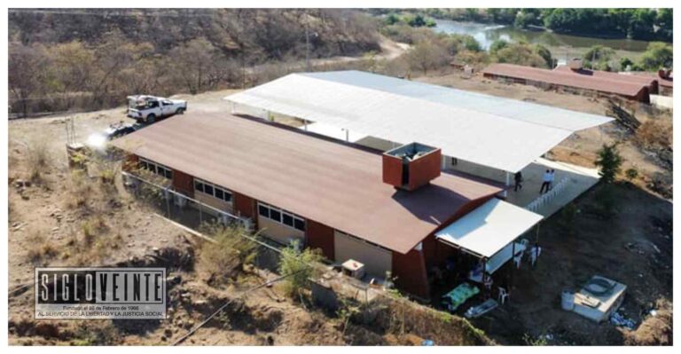 Entrega Varona Estrada la conclusión de la techumbre del patio en la Telesecundaria Luis Donaldo Colosio de Baztán del Cobre