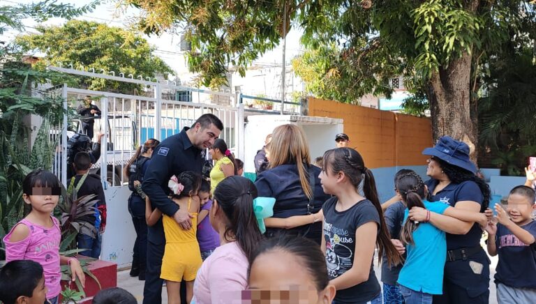 Guardia Civil lleva alegría a niñas y niños de albergue en Tuzantla, con motivo del Día de Reyes
