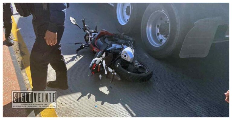 Menor de edad y señora, resultan con fuertes lesiones al ser impactados por un tráiler cuando viajaban en moto