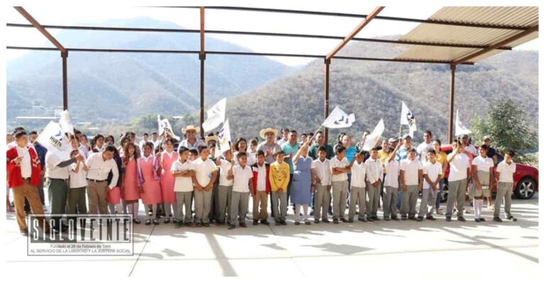 Pablo Varona da banderazo de inicio a la construcción de la segunda etapa, de la techumbre en la telesecundaria de Baztán del Cobre