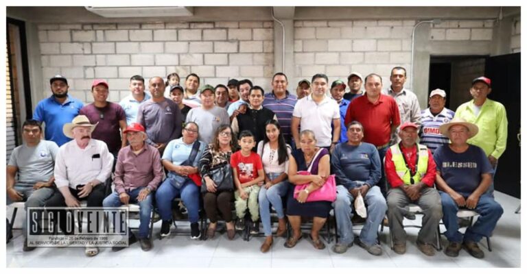 Pablo Varona entrega fondos a empleados del SAPAHU para ayuda económica adicional
