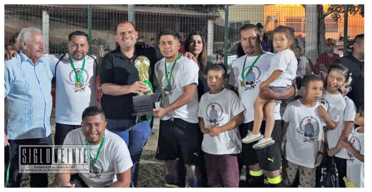 Premia el alcalde Reynaldo Gómez a los triunfadores del Torneo Interno de Futbol Carácuaro 2023