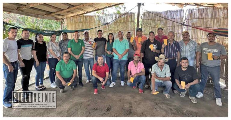 Reynaldo Gómez entrega apoyos a trabajadores del volante; hay que trabajar unidos para el desarrollo del municipio señala el alcalde de Carácuaro