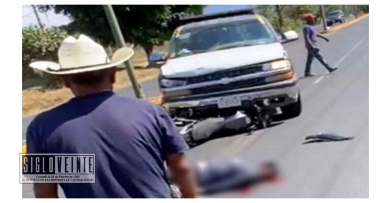 Camioneta arrolla a padre e hijo al viajar en motocicleta sin casco, el menor muere