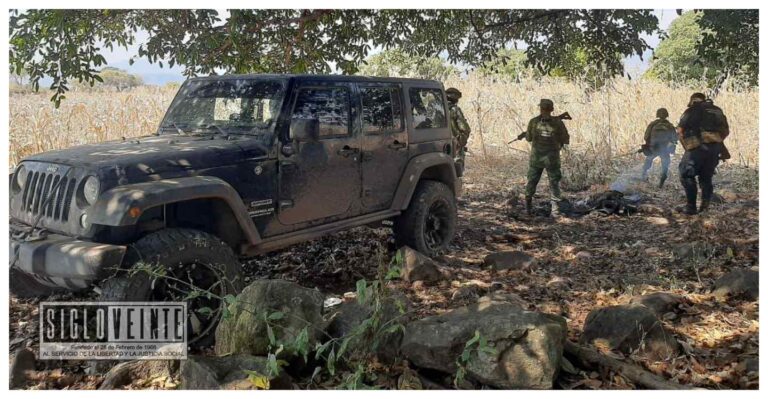 En el municipio de Juárez, aseguran un vehículo con impactos de arma de fuego e incineran equipo táctico