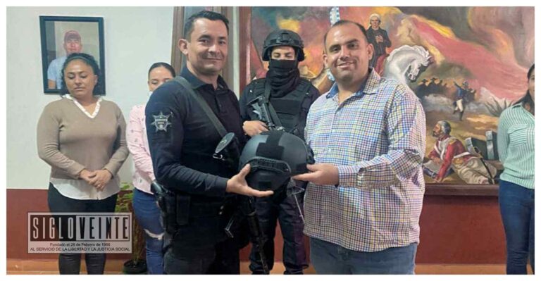 Entrega Reynaldo Gómez uniformes completos a los elementos de la Dirección de Seguridad Pública Municipal de Carácuaro