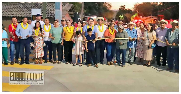 Inaugura Pablo Varona la pavimentación de las calles Mariano Jiménez y Adolfo Pérez Molina en Barrio Alto