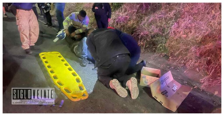 Múltiples heridas recibe piloto de moto al derrapar en el libramiento
