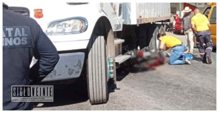 Pareja de novios de 25 y 23 años que viajaban en moto, mueren aplastados por un torton