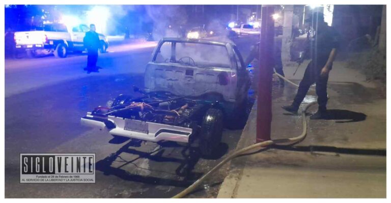 Se incendia camioneta en el Libramiento Batallón de Huetamo sin que se registraran heridos