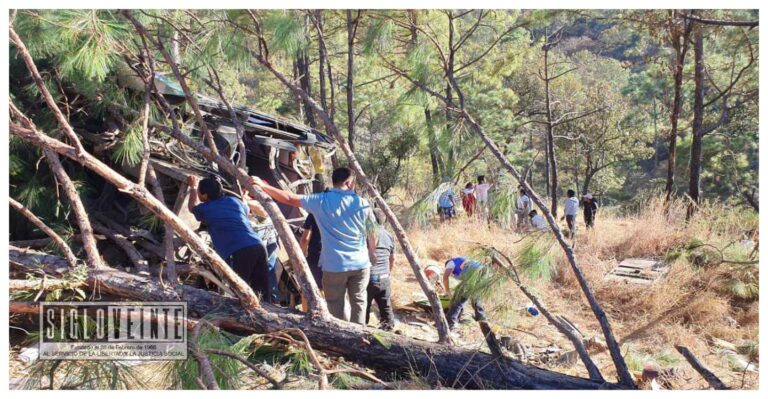 Un muerto y 36 lesionados al volcar autobús con peregrinos que regresaban de visitar el Santuario del Cristo Negro de Carácuaro
