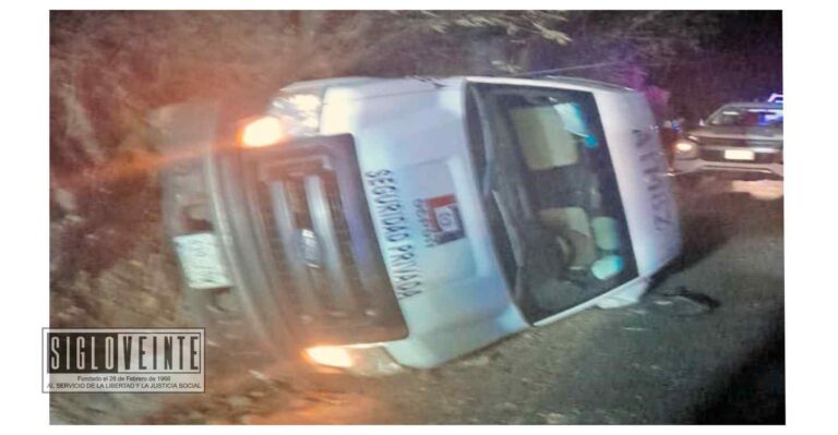 Vuelca camioneta de valores en la carretera federal Huetamo-Tiquicheo, no hay lesionados