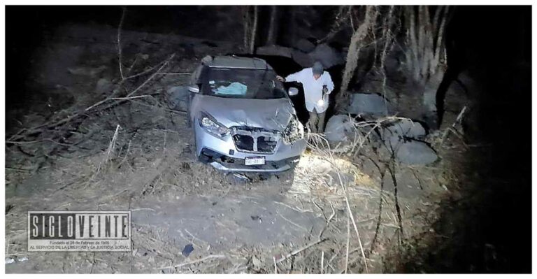 Abandonan vehículo en la carretera estatal Huetamo-Churumuco cerca de Comburindio