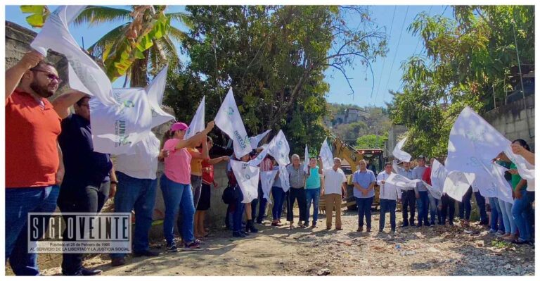 Comenzó pavimentación de calle en Carácuaro, se emplean recursos estatales recaudados durante la regularización de autos extranjeros