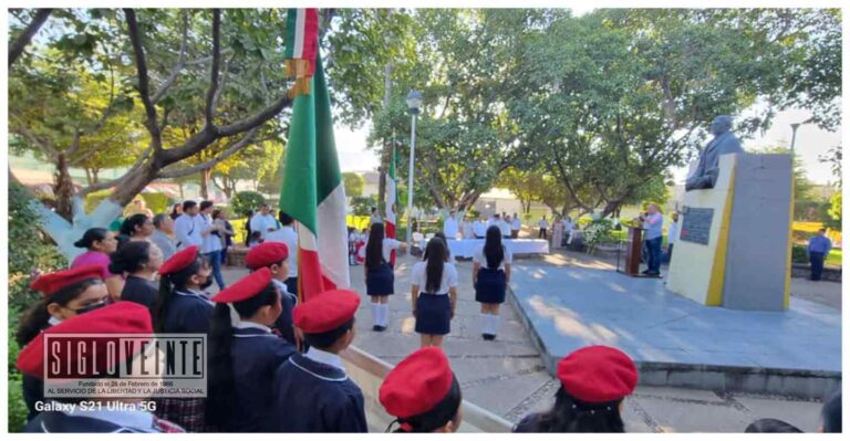 Conmemoran en Huetamo el 217 aniversario del natalicio de Benito Juárez en el jardín que lleva su nombre