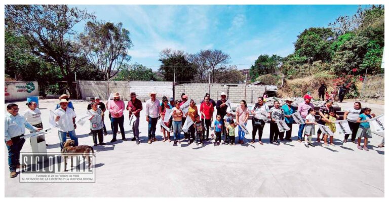 El presidente de Juárez Cornelio Ríos, dio el banderazo de inicio a la construcción del domo en la cancha de la comunidad de Puerto de Timbuscatío