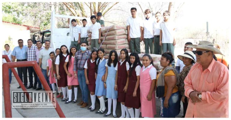El presidente municipal de Huetamo entrega material de construcción para la Escuela Telesecundaria ‘Gral. Lázaro Cárdenas’ de Tziritzícuaro