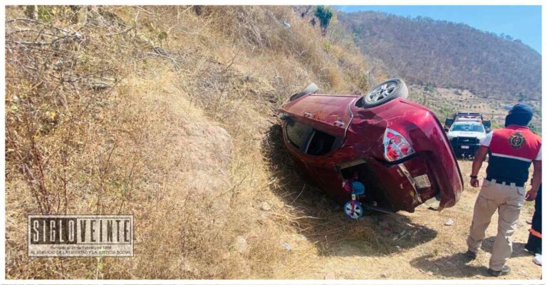 En la carretera Zitácuaro-Tuzantla, automóvil vuelca y cae a un desnivel de 20 metros de profundidad