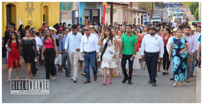 Encabeza Catalina Pérez Negrón el desfile por el CXVI aniversario de elevación a rango de municipio de Tiquicheo