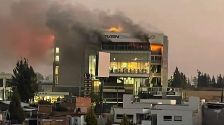 Se registra incendio en Bar “Vertical” en la zona de Altozano en Morelia