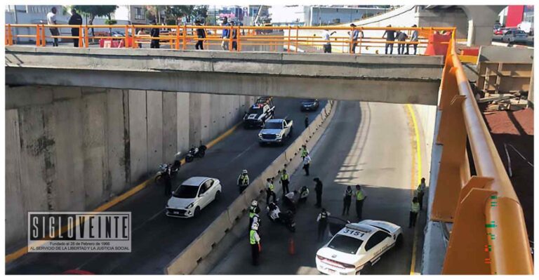 Joven estudiante cae de un puente del distribuidor de Mil Cumbres de Morelia y termina encima de una patrulla