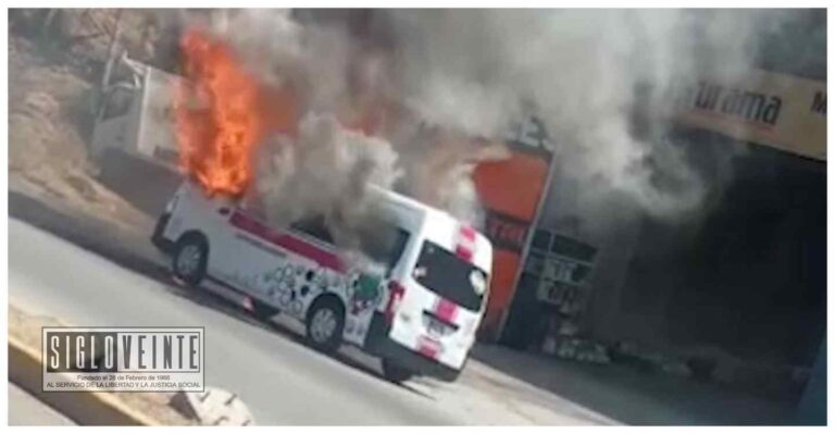 Se enfrenta grupo armado con policías en Zitácuaro, después los delincuentes bajan a gente de una combi y la queman