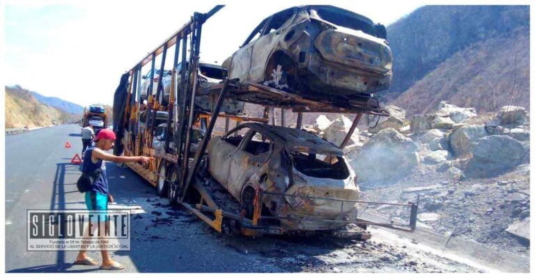 Se incendia tráiler tipo nodriza con vehículos nuevos marca Nissan en la autopista Siglo XXI