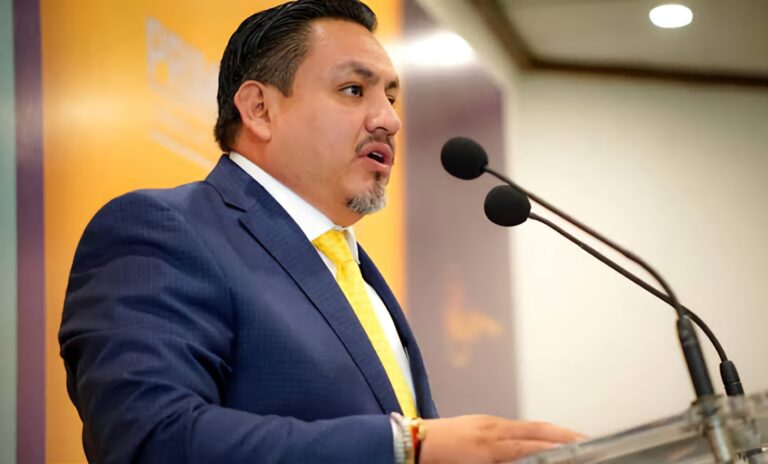 Renuncia el diputado local Víctor Manríquez al PRD, fue militante por 23 años del sol azteca