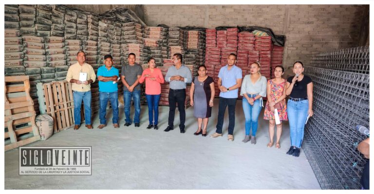 El alcalde Cornelio Ríos entrega a 67 familias de comunidades del municipio de Juárez, material subsidiado para mejorar o ampliar sus viviendas