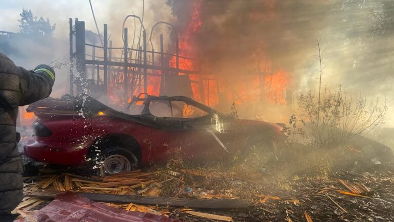 Se incendia corralón en las cercanías de la ciudad de Zitácuaro