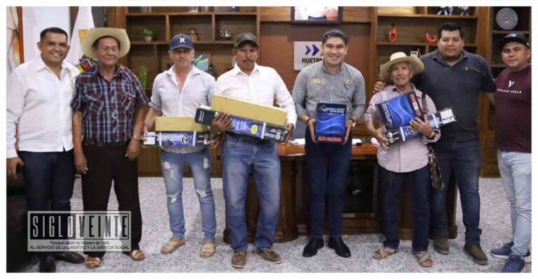 Habitantes de comunidades de Huetamo reciben de Pablo Varona, bombas sumergibles para extraer agua de sus norias