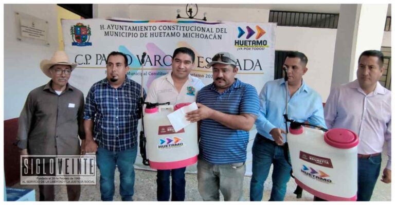 Pablo Varona Estrada continúa realizando la entrega de insumos agrícolas a productores del municipio