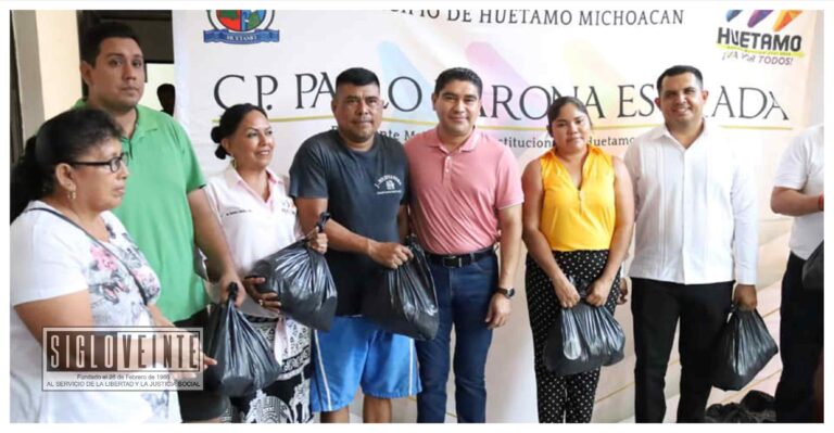 Para apoyar la economía familiar, el alcalde de Huetamo entrega paquetes alimentarios a las y los artesanos del sombrero y huarache