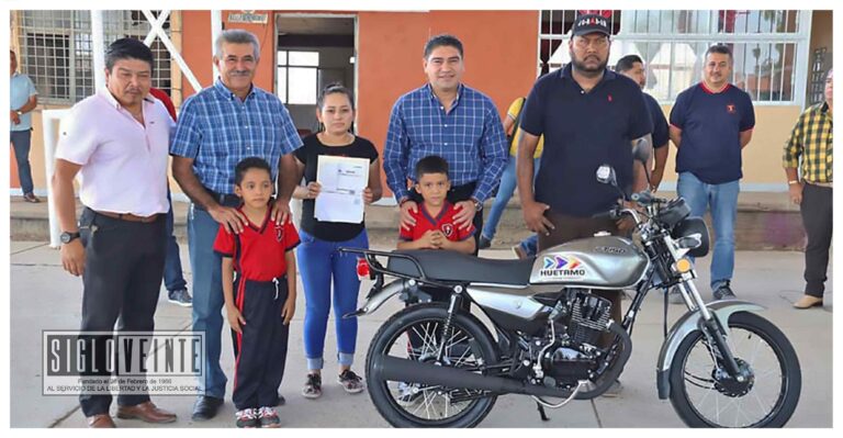 Presidente municipal de Huetamo dona motocicleta para recaudar fondos para la construcción de la cooperativa de la Escuela Primaria de Tziritzícuaro