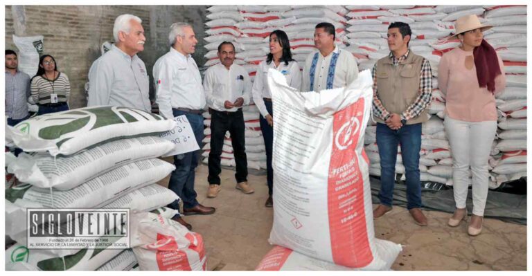 Productores de Ario, Nuevo Urecho y Salvador Escalante reciben fertilizante del Gobernador