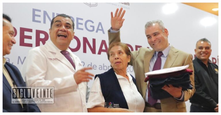 Reconoce Bedolla labor solidaria y humanitaria de trabajadores del sector salud, entregó medallas a empleados por 20 y hasta 60 años de antigüedad