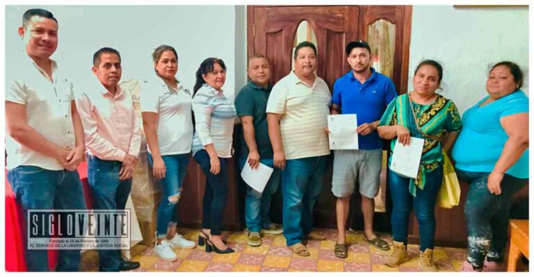 Sí Financia y gobierno municipal de Nocupétaro entregan créditos a microempresarios