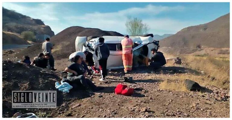 Volcadura de automóvil en la Autopista Siglo XXI deja 5 personas lesionadas