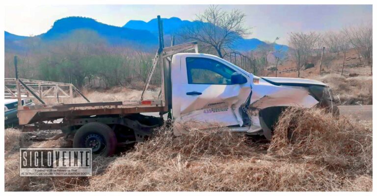 Abandonan camioneta tras salirse de la carretera Huetamo-Comburindio, se desconoce si hubo lesionados