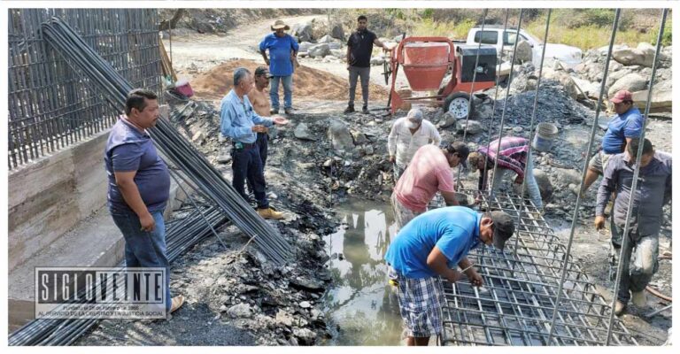 Alcalde de Nocupétaro supervisa la construcción de puentes para mejorar accesos vehiculares en Las Trojes y Aparandan