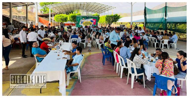 Celebra gobierno municipal de Tuzantla a los maestros del municipio y les reconoce su papel en la construcción de una sociedad mejor