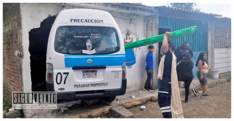 Chofer de ‘combi’ del servicio público pierde el control y se impacta contra una vivienda