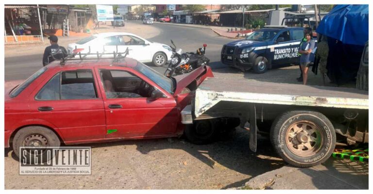 Choque entre Tsuru y camioneta en la Glorieta Martín Urieta de Huetamo deja pérdidas materiales