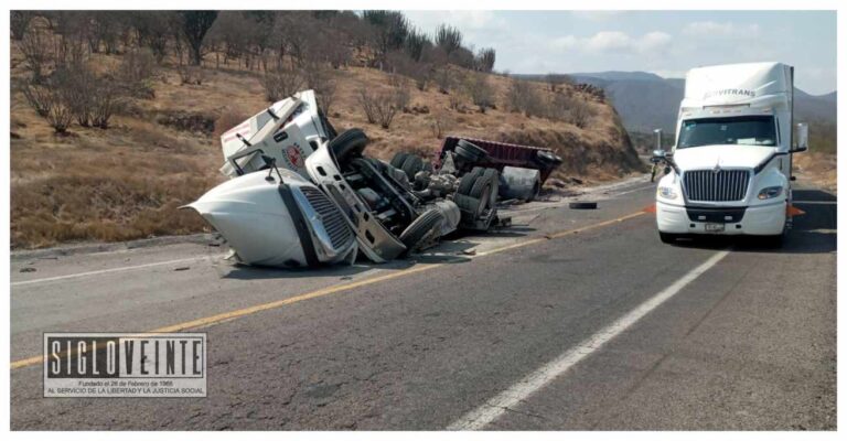 Conductor resulta ileso tras volcar su camión de carga en la autopista Siglo XXI