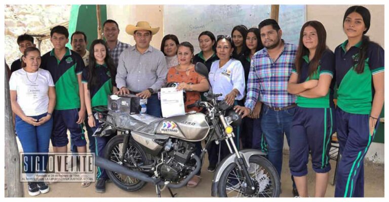 El presidente municipal de Huetamo dona una motocicleta al Telebachillerato Comunitario de Irámuco para rifarla y recaudar fondos