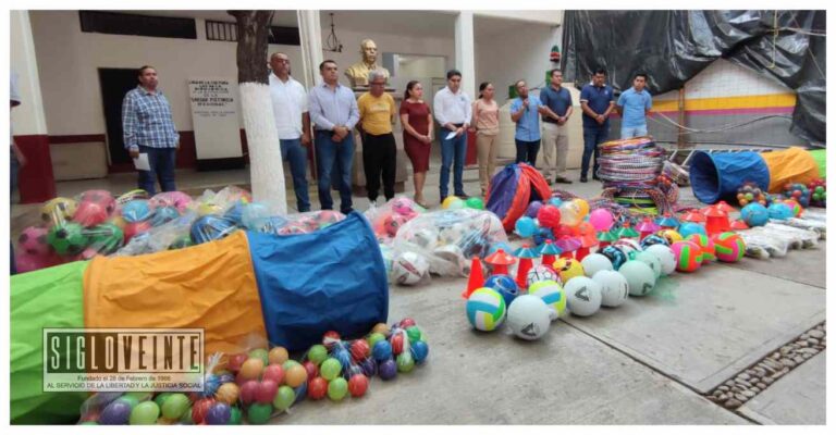 Entrega Pablo Varona materiales deportivos a maestros de las Zonas Escolares 054 y 057 de Huetamo